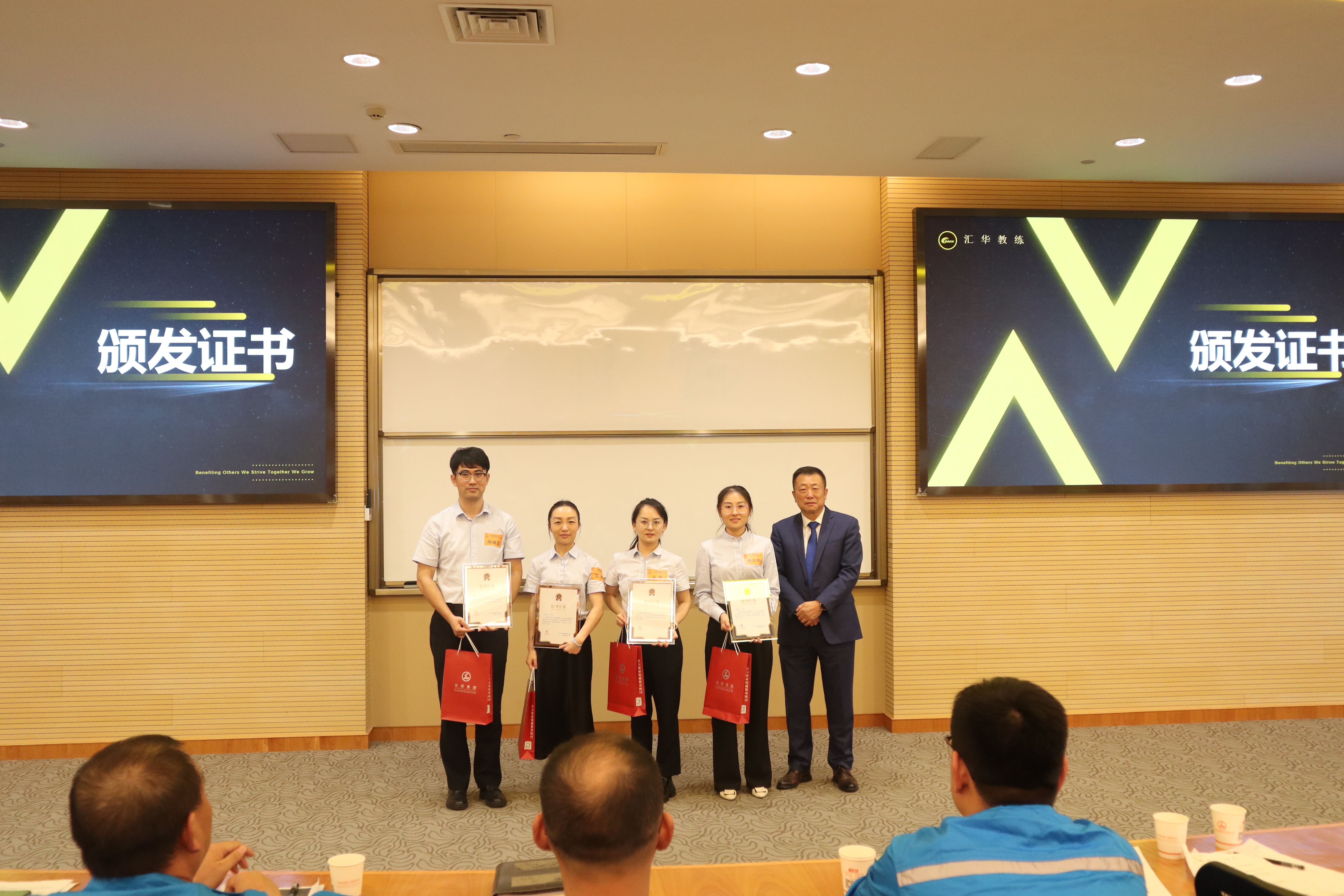 45600873.jpg 優(yōu)秀學(xué)員顧董頒證.JPG