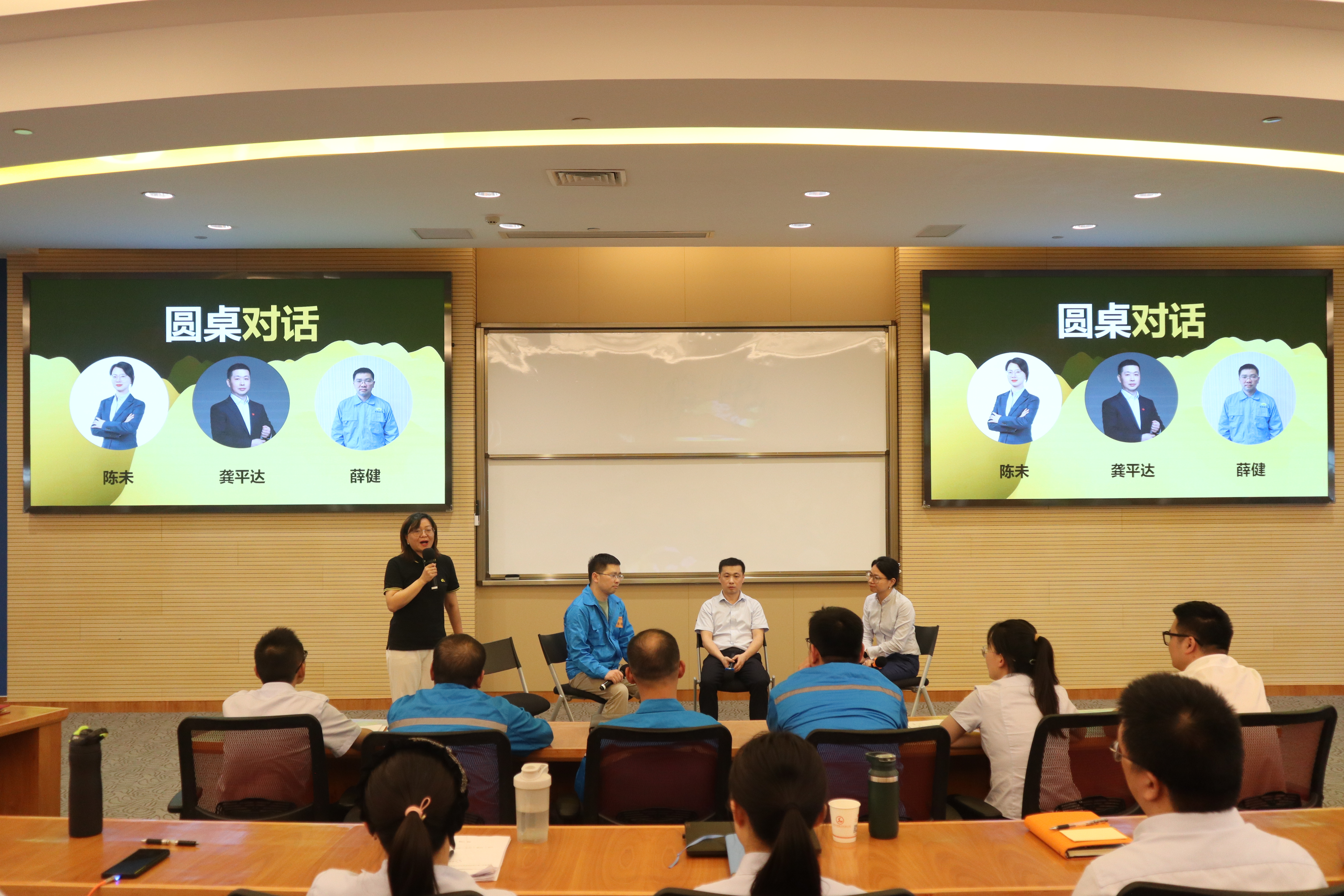 52861527.jpg 圓桌對(duì)話.JPG