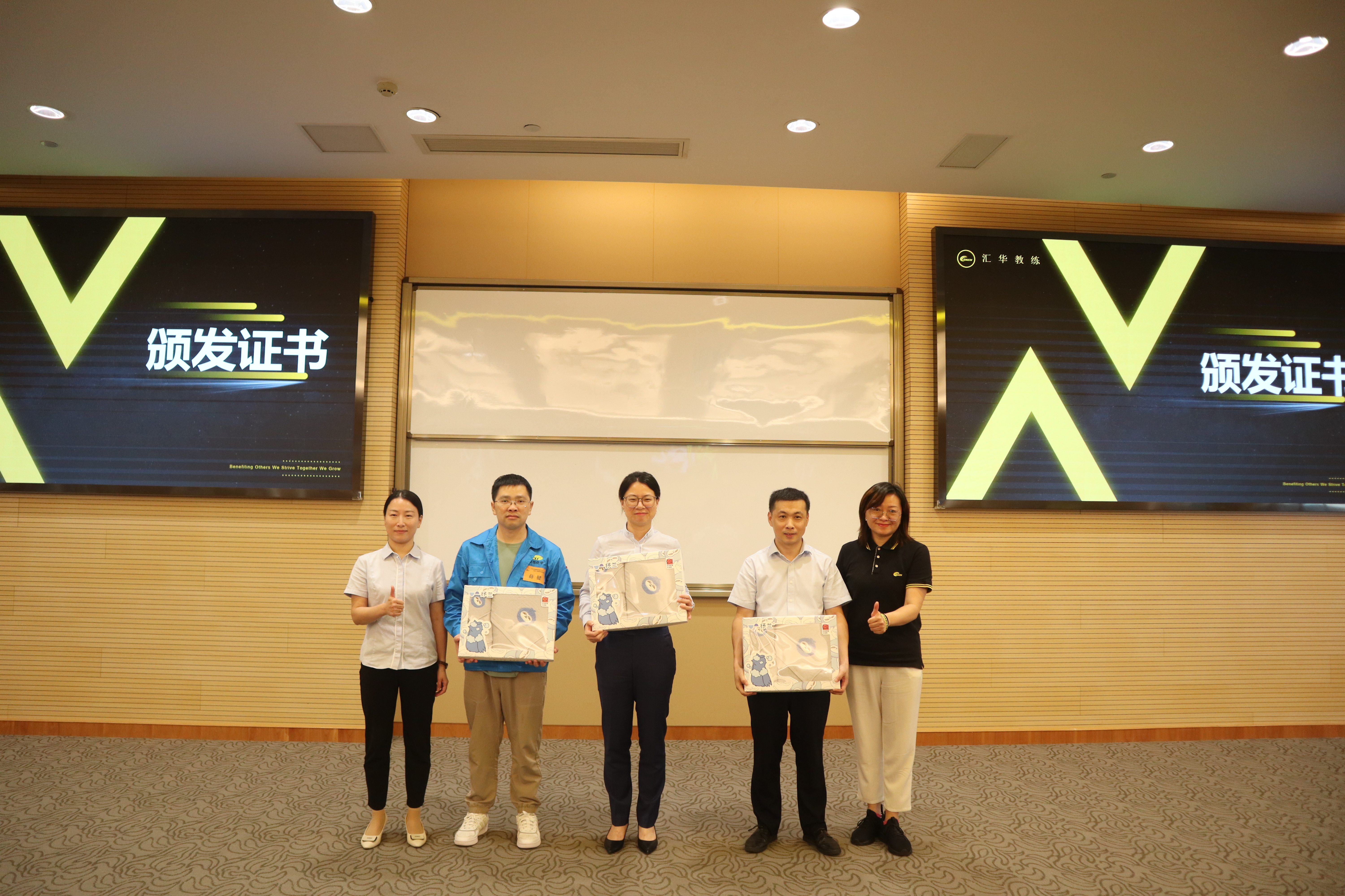 70267218.jpg 圓桌對(duì)話頒證.JPG